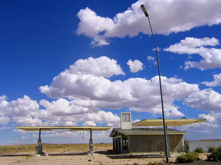 The ruined gas station at Two Guns on the rim of Canyon Diablo