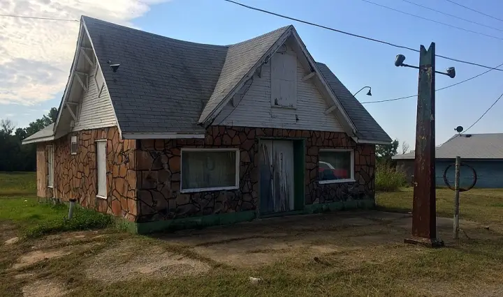 The Threatt Filling Station on old Route 66 east of Luther, Oklahoma